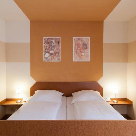 Hotel Garni Haus Zum Gutenberg Халльбергмос Экстерьер фото