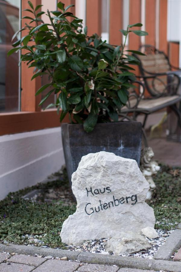 Hotel Garni Haus Zum Gutenberg Халльбергмос Экстерьер фото